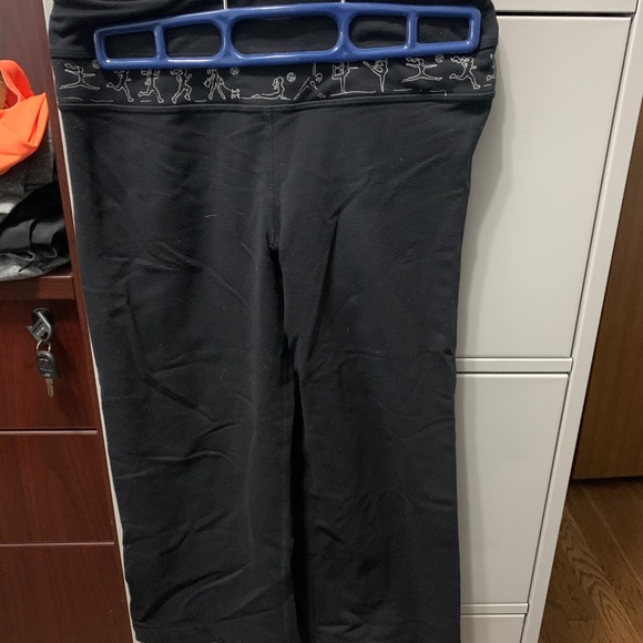 Black Lululemon groove crops - Picture 1 of 2